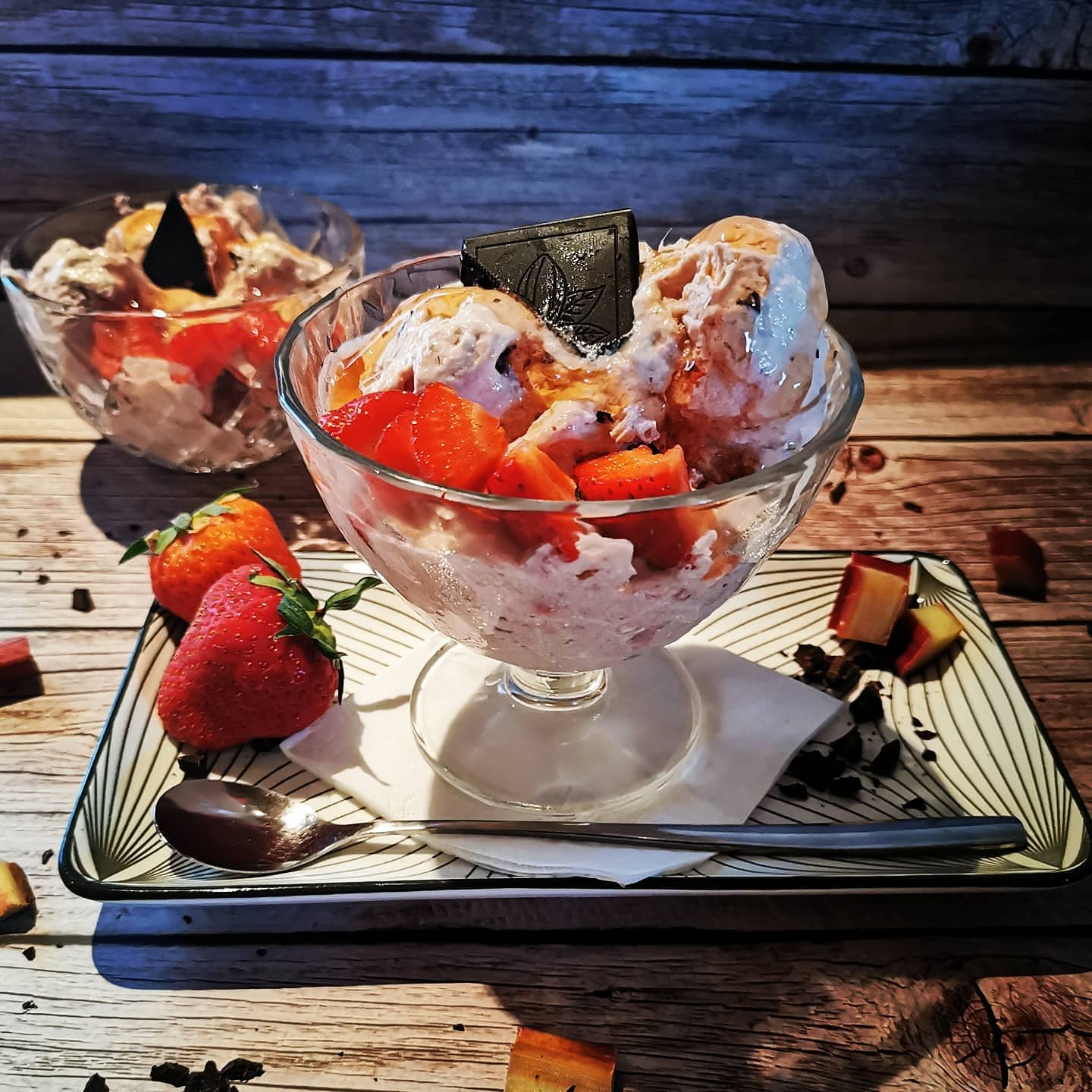 Karnemelk ijs met rabarber en aardbei